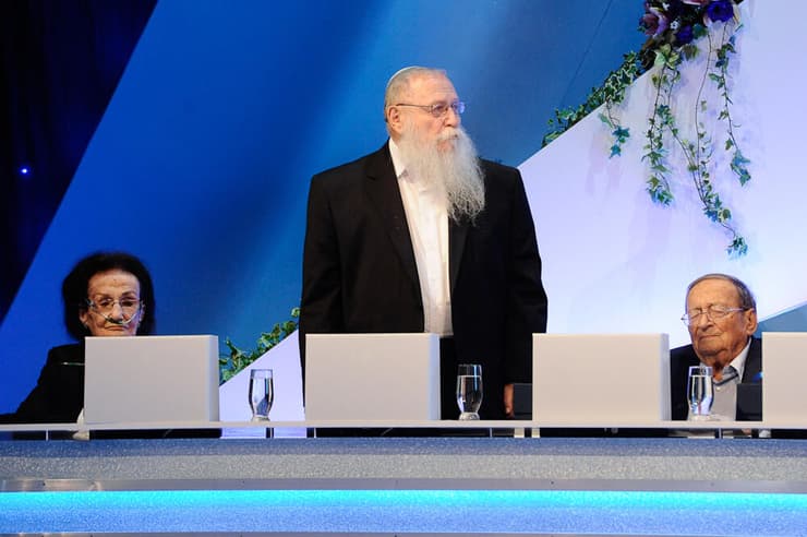 הרב חיים דרוקמן (במרכז) בטקס שבו קיבל את פרס ישראל ב-2012