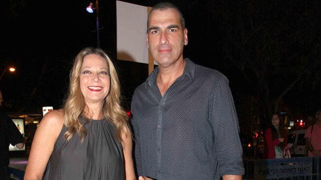 "גם הזהות הספציפית של ההורים שלי הופכת להיות גנרית". אלי אילדיס ומיקי חיימוביץ' (צילום: ענת מוסברג) "גם הזהות הספציפית של ההורים שלי הופכת להיות גנרית". אלי אילדיס ומיקי חיימוביץ'