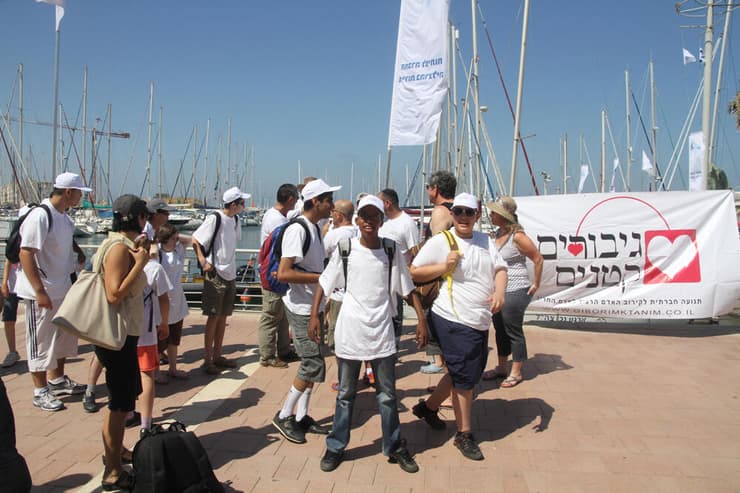 מתנדבים וילדי עמותת "גיבורים קטנים" בפעילות משותפת (צילום: משה לוי) מתנדבים וילדי עמותת "גיבורים קטנים" בפעילות משותפת