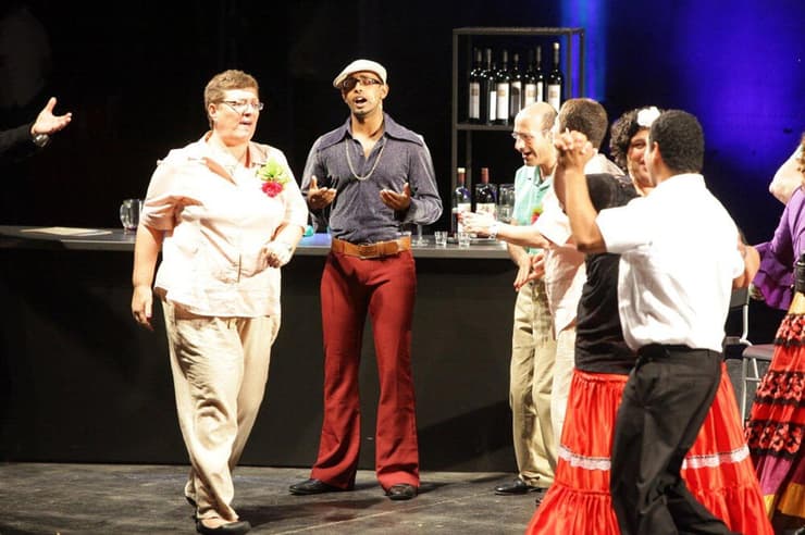 משתתפי חוג תיאטרון בדיור של "אקים" בירושלים בהצגת סוף שנה 