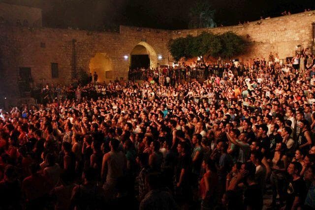 לא נותרה ברירה אלא לבטל את המופע יממה לפני. הופעה באמפי שוני (צילום: עידו ארז) לא נותרה ברירה אלא לבטל את המופע יממה לפני. הופעה באמפי שוני