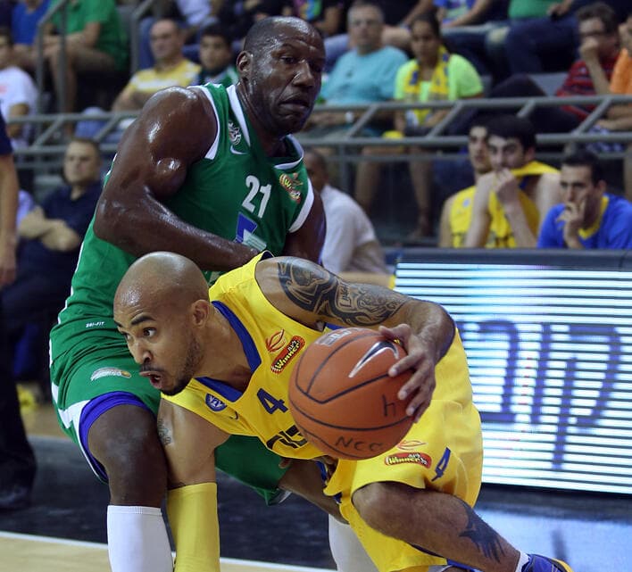 קאר מול מכבי ת"א במדי מכבי חיפה (צילום: עוז מועלם) קאר מול מכבי ת"א במדי מכבי חיפה