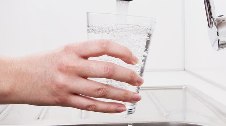 "בשעות לפני הזינויק, נמליץ לשתות כוס מים אחת"