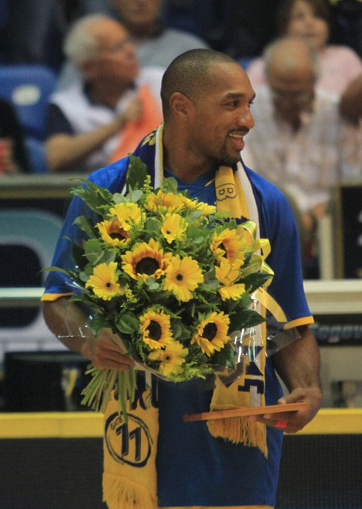 האבא הגאה. דרק שארפ בימיו כשחקן מכבי ת"א