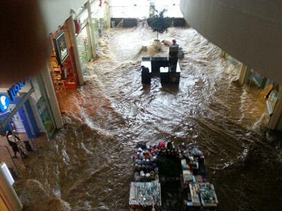 זה קורה גם בקניון. קניון מודיעין לפני כשנתיים