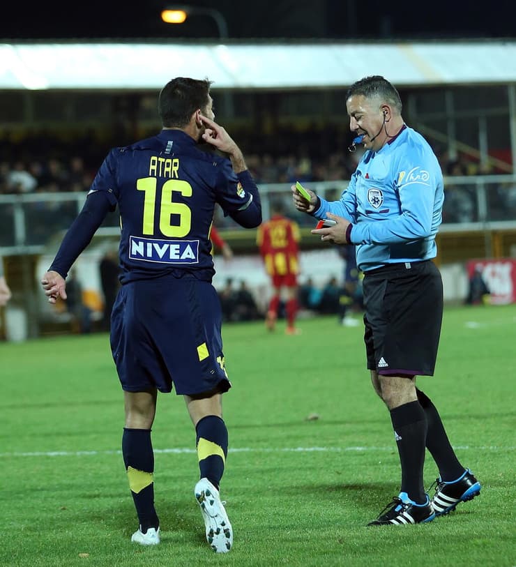 שופט הכדורגל איתן תבריזי שולף כרטיס, ארכיון. מקור השם בעיר תבריז (צילום: עוז מועלם) שופט הכדורגל איתן תבריזי שולף כרטיס, ארכיון. מקור השם בעיר תבריז