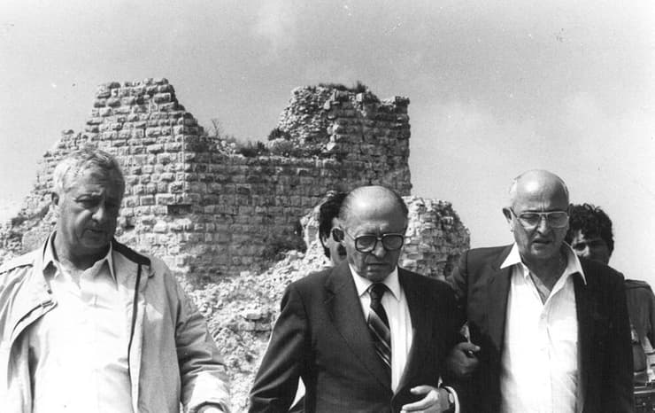 ראש הממשלה בגין ושר הביטחון שרון בבופור במלחמת לבנון