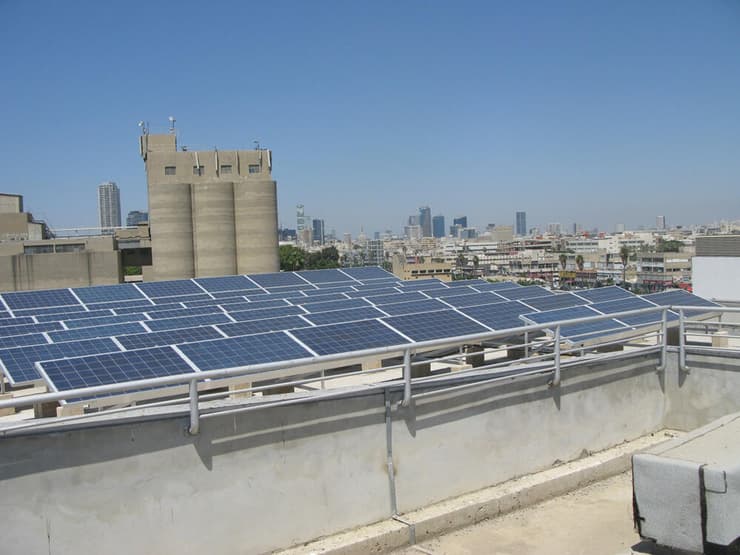 היעד: 100 אלף גגות סולאריים עד שנת 2030. פאנלים סולאריים על גג היעד: 100 אלף גגות סולאריים עד שנת 2030. פאנלים סולאריים על גג