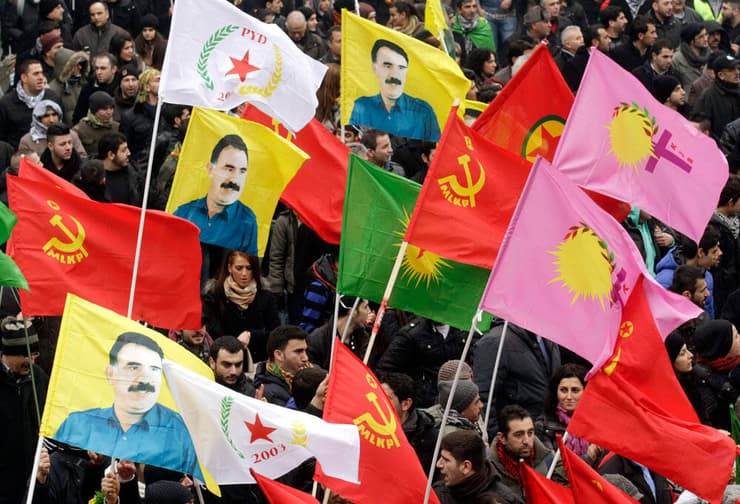 "שלב המאבק המזוין הסתיים". תומכי המחתרת הכורדית עם דגלי אוצ'לאן