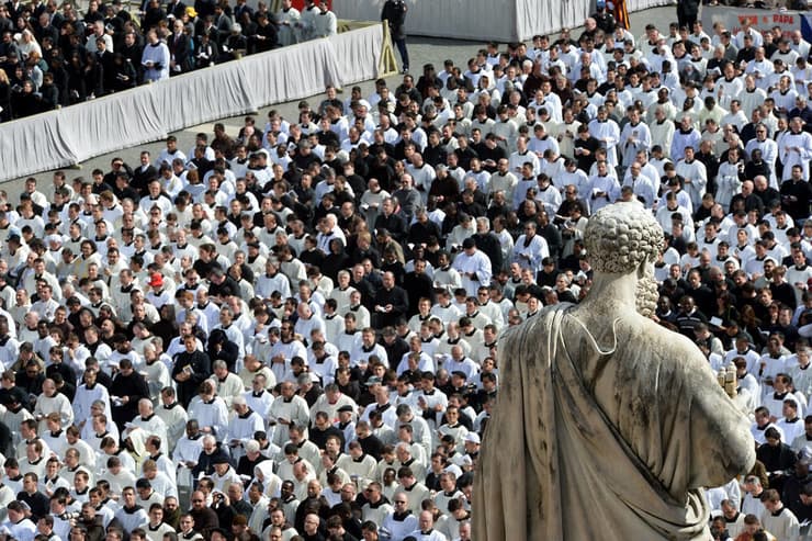 השבעת האפיפיור פרנסיסקוס במרץ 2013. סוגר 12 שנים בתפקיד (צילום: AFP) השבעת האפיפיור פרנסיסקוס במרץ 2013. סוגר 12 שנים בתפקיד