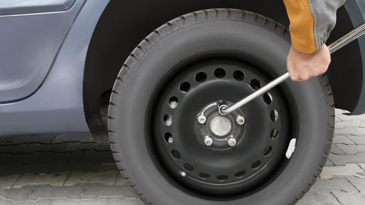  68% מהגברים אומרים שהם יחליפו את הגלגל בעצמם