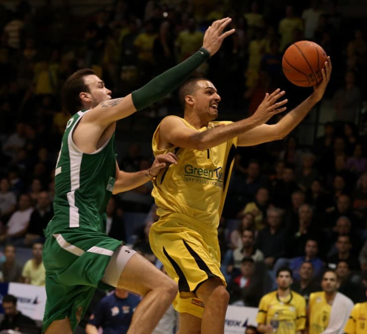 אורלנד בימיו כשחקן בליגת העל (צילום: ראובן שוורץ) אורלנד בימיו כשחקן בליגת העל