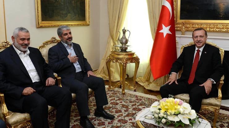 ארדואן ובכירי חמאס חאלד משעל ואיסמעיל הנייה, 2013 (צילום: AFP) ארדואן ובכירי חמאס חאלד משעל ואיסמעיל הנייה, 2013