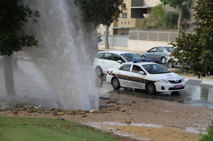 פיצוץ צינור מים שכונת רמות באר שבע (צילום: זאב דיקמן) פיצוץ צינור מים שכונת רמות באר שבע
