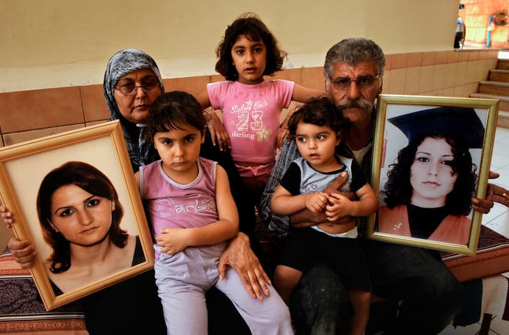 המשפחה של האחיות הזאר ודינה תורכי, עם תמונותיהן במשפט