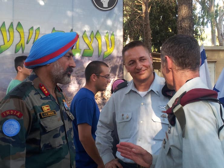"שום דבר לא ודאי". גולן ומפקדת אוגדת הגולן תא"ל איציק תורג'מן עם מפקד אונדו"ף, 2013 (צילום: יואב זיתון) "שום דבר לא ודאי". גולן ומפקדת אוגדת הגולן תא"ל איציק תורג'מן עם מפקד אונדו"ף, 2013