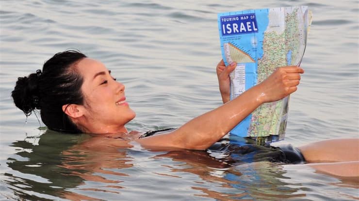 תיירת צפה בים המלח (צילום: shutterstock) תיירת צפה בים המלח