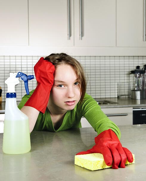 אפשר גם להיעזר בחברת ניקיון .אילוסטרציה (צילום: shutterstock) אפשר גם להיעזר בחברת ניקיון .אילוסטרציה