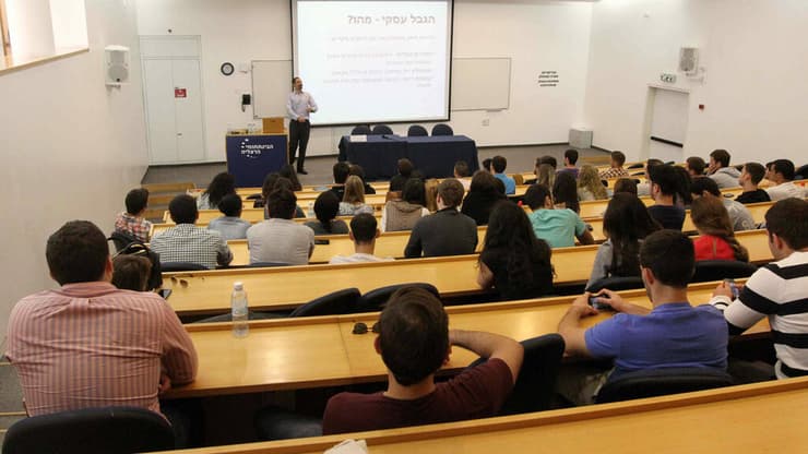 יותר עוזבים מהאוניברסיטאות מאשר מכללות. ארכיון