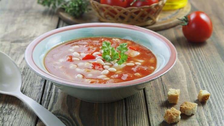 תענוג עם קצת לחם. מרק שעועית