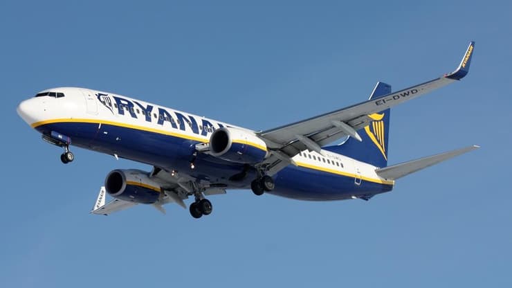 ריינאייר - מגבילה את מכירת האלכוהול בטיסות