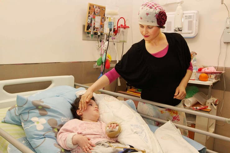 אדווה לצד מיטתה של אדל הקטנה במרכז שניידר. "ברגע ששחררתי בתוכי - אפשרתי לה ללכת" (צילום: עידו ארז) אדווה לצד מיטתה של אדל הקטנה במרכז שניידר. "ברגע ששחררתי בתוכי - אפשרתי לה ללכת"