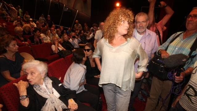 לנגפורד באשכבה של אסי דיין (צילום: מוטי קמחי) לנגפורד באשכבה של אסי דיין
