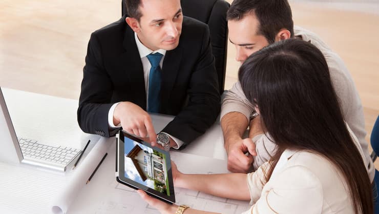 קניית דירה. רבים טוענים שהמחירים גבוהים מדי כעת