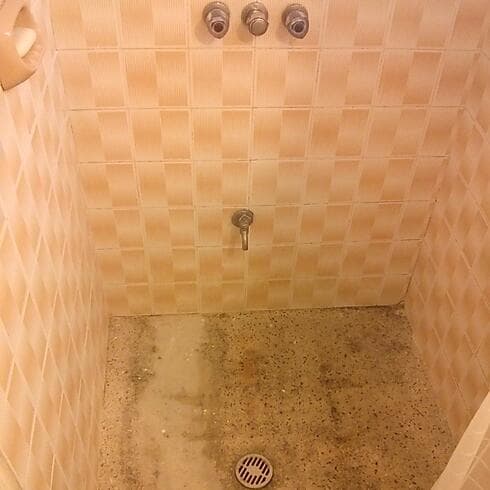 מקלחון לפני השיפוץ