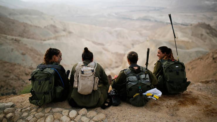 כרטיס צהוב מבג"ץ. לוחמות (צילום: רויטרס) כרטיס צהוב מבג"ץ. לוחמות