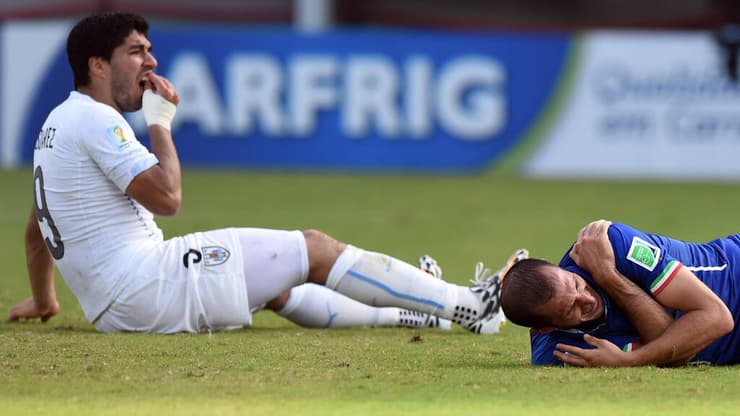 המשחק האחרון של איטליה במונדיאל. סוארס וקייליני אחרי הנשיכה (צילום: AFP) המשחק האחרון של איטליה במונדיאל. סוארס וקייליני אחרי הנשיכה