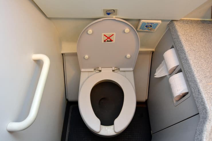 שירותים במטוס, אילוסטרציה