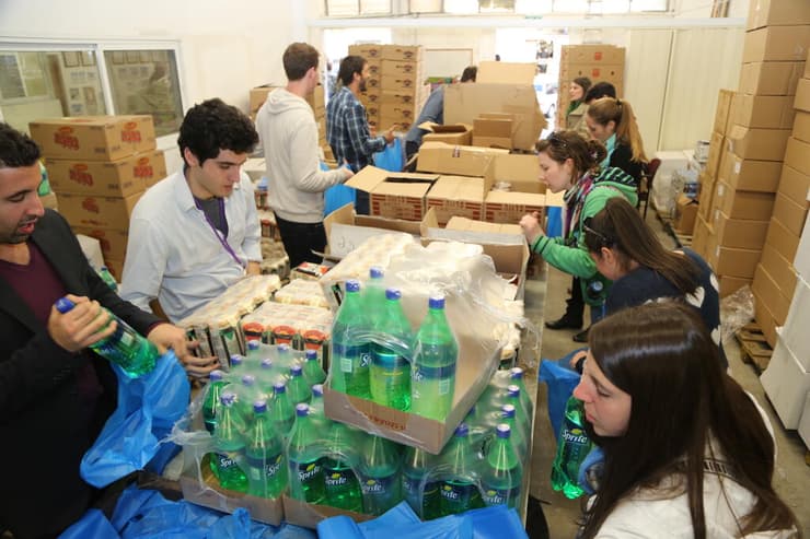 מתנדבי עמותת "תכלית" אורזים מזון לנזקקים מתנדבי עמותת "תכלית" אורזים מזון לנזקקים