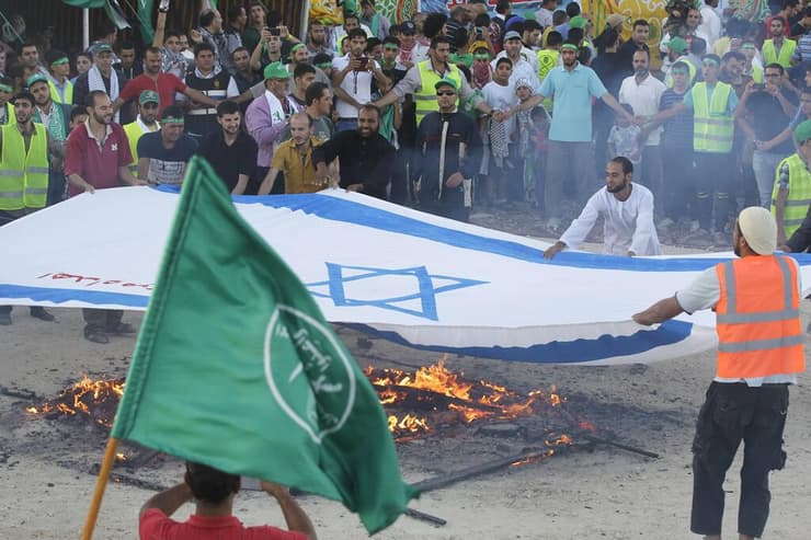 שריפת דגל ישראל בהפגנת האחים המוסלמים ב-2014 על רקע מבצע "צוק איתן"