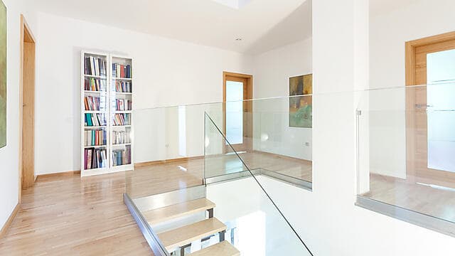 מעקה מזכוכית (צילום: shutterstock) מעקה מזכוכית