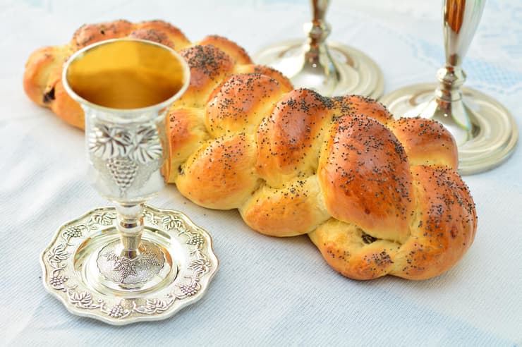 חלה לשבת המלכה. אין שולחן ישראלי שלא מגיש אחת