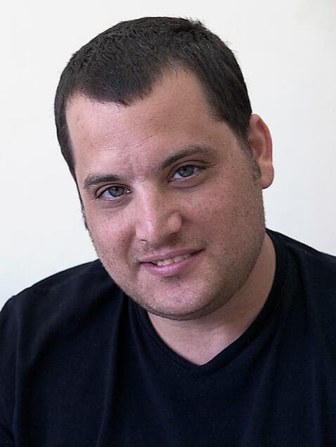 רשטיק. "חובתנו להושיט יד"