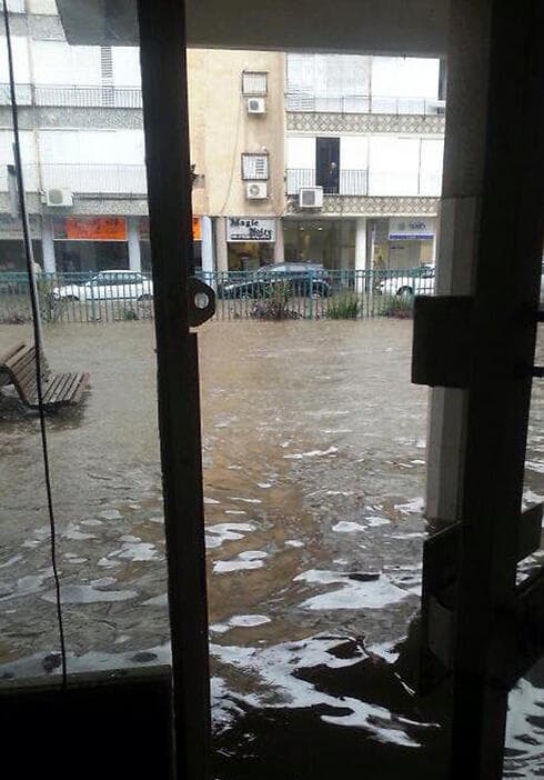 הצפה בבת-ים. ארכיון (צילום: אדווה ביטון) הצפה בבת-ים. ארכיון