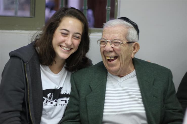 מפגש משותף בין מתנדבת לאחד ממקבלי השירות בעמותת "דור לדור"
