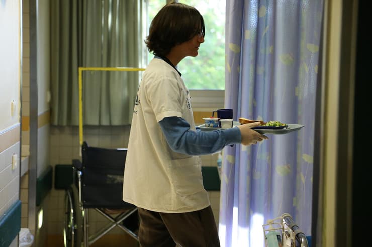 מעמד ציבורי ירוד, עומס הולך וגדל, שחיקה גבוהה ביחס למקצועות אחרים וחשיפה גבוהה יחסית לאלימות. אשת צוות סיעודי בבית חולים