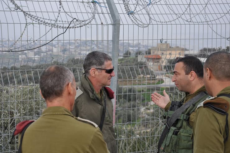 יאיר גולן בימיו כסגן הרמטכ''ל. ''היינו גומרים שנה עם 1,723 הפרות של חיזבאללה ומה יצא לנו מזה?''