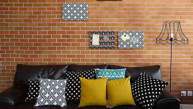 אפשר ליצור קשר בין הדפס על הקיר לכריות על הספה