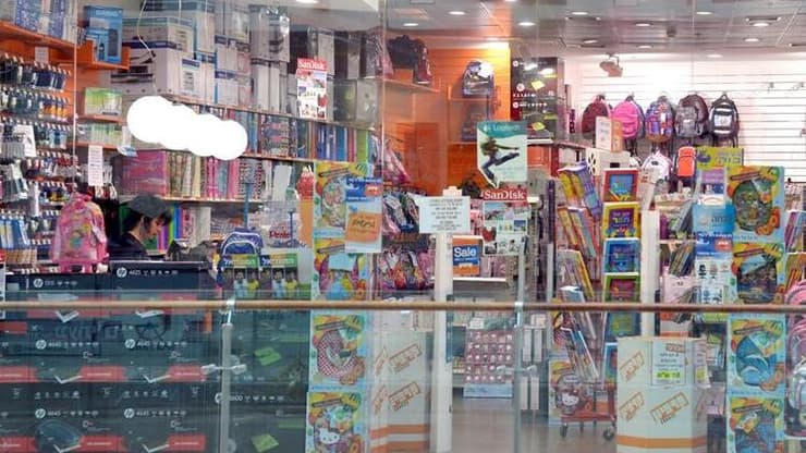 הישראלים קונים ציוד יצירה וציוד לשהות ממושכת במרחבים המוגנים. סניף קרביץ