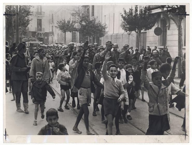 החיילים הגרמנים מתקבלים בשמחה על ידי העם התוניסאי. חוצות תוניסיה, 1942