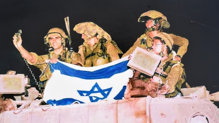 חיילים ביציאה מלבנון. מאי 2000