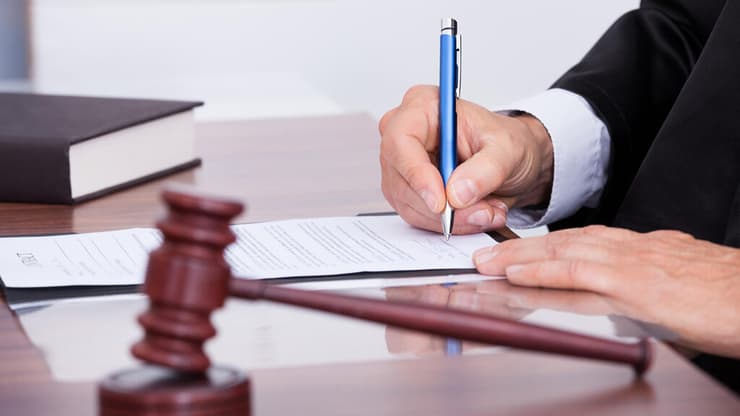 "חריגה משמעותית מהוראות הדין, פגיעה בזכויות המתלוננת". אילוסטרציה