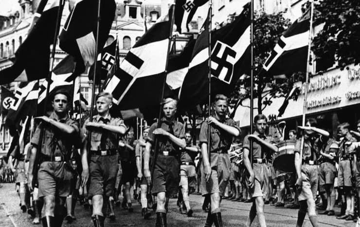 נערים גרמנים במצעד נאצי בברלין (1936) 