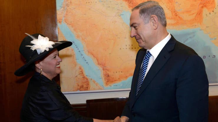 חודשים לפני שחרור פולארד. אשתו אסתר בביקור בישראל