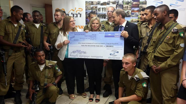 שחר ונתניהו מעניקות תרומות לחיילים, 2015 (צילום: גיל יוחנן) שחר ונתניהו מעניקות תרומות לחיילים, 2015