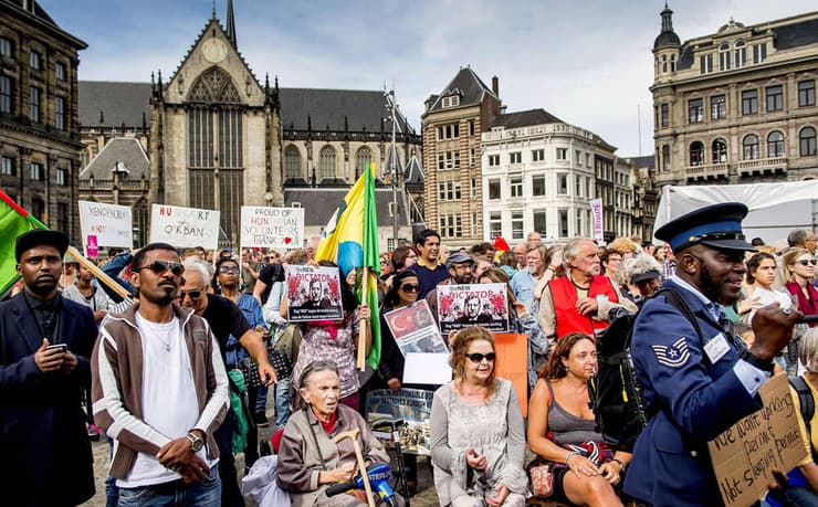 הפגנת תמיכה במהגרים בהולנד, ארכיון (צילום: AFP) הפגנת תמיכה במהגרים בהולנד, ארכיון